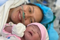 Nụ cười hạnh phúc của sản phụ khi đón con chào đời đúng giờ khắc đặc biệt, ngày đầu năm 2022. 