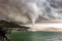 Xoáy thuận nhiệt đới sinh ra vòi rồng