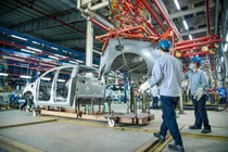 Lắp ráp xe bán tải tại nhà máy Ford Hải Dương.