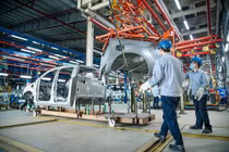 Lắp ráp xe bán tải tại nhà máy Ford Hải Dương.