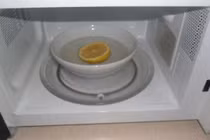 Quả chanh làm sạch lò vi sóng