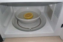 Quả chanh làm sạch lò vi sóng