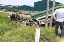 Tàu hỏa trật bánh sau khi đâm xe tải, đường sắt Bắc - Nam tê liệt