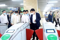 Phó Chủ tịch Hà Nội mua vé, đi thử tàu Cát Linh - Hà Đông