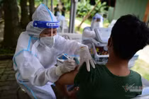Đội tiêm vắc xin Covid-19 lưu động đầu tiên tại TP.HCM