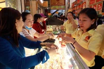 Vàng lao đốc đầu tuần