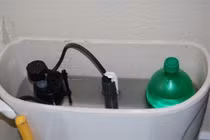 Chai nhựa tiết kiệm nước bồn cầu