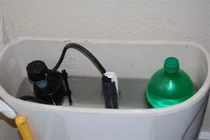 Chai nhựa tiết kiệm nước bồn cầu