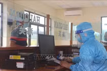 Lực lượng Hải quan cửa khẩu quốc tế Móng Cái giải quyết thủ tục xuất nhập khẩu cho các chủ hàng. Ảnh minh họa: Thanh Vân/TTXVN