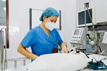 Cứu tim bẩm sinh không triệu chứng bằng máy đo độ bão hòa oxygen.