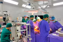 12 bác sĩ dốc sức mổ mở cứu bệnh nhân vỡ tim