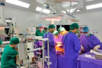 12 bác sĩ dốc sức mổ mở cứu bệnh nhân vỡ tim
