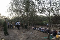 Nhóm người tham gia đánh bạc bị bắt quả tang.