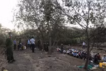 Nhóm người tham gia đánh bạc bị bắt quả tang.