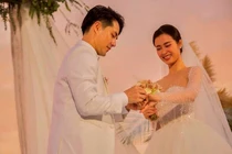 Ông Cao Thắng khóc cảm ơn Đông Nhi trong đám cưới đẹp như mơ