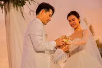 Ông Cao Thắng khóc cảm ơn Đông Nhi trong đám cưới đẹp như mơ