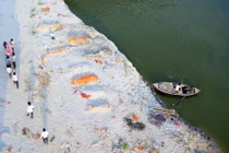 Tử thi còn nguyên ống thở oxy trên miệng dạt vào bờ sông Hằng