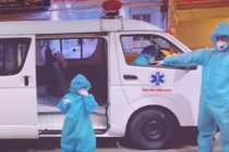 Bé gái 5 tuổi ở TP.HCM một mình đi điều trị Covid-19