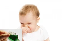  Phải cấp cứu vì để con chơi dầu gió 