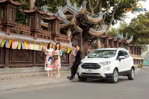 Ford EcoSport dạo phố mùa xuân bên cạnh những chiếc áo dài cách tân