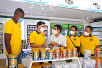 Kiatisuk - Huấn luyện viên trưởng của CLB Hoàng Anh Gia Lai đã đến thăm “đại bản doanh” của bầu Hải.