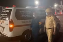 Giả làm bệnh nhân, thuê xe cứu thương để trốn khai báo y tế