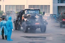 Quân đội khử khuẩn toàn bệnh viện Bệnh Nhiệt đới TP HCM