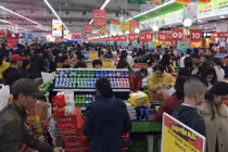 Rồng rắn xếp hàng vào siêu thị mua sắm Tết