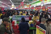 Rồng rắn xếp hàng vào siêu thị mua sắm Tết