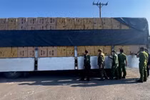 Lực lượng liên ngành kiểm tra hàng hóa trên xe.