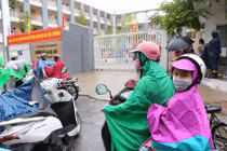 "Đi học là bị nhiễm độc thủy ngân hả mẹ?"