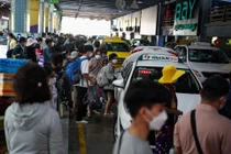 Thiếu taxi trầm trọng ở sân bay Tân Sơn Nhất