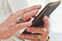 Chọn smartphone cho người già