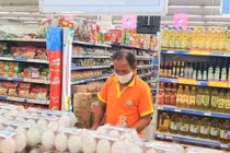 Người dân "vùng xanh" khi đi siêu thị phải tuân thủ các quy định phòng dịch của Bộ Y tế như đeo khẩu trang, giãn cách, và đặc biệt phải có chứng nhận đã tiêm vaccine... 