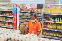 Người dân "vùng xanh" khi đi siêu thị phải tuân thủ các quy định phòng dịch của Bộ Y tế như đeo khẩu trang, giãn cách, và đặc biệt phải có chứng nhận đã tiêm vaccine... 