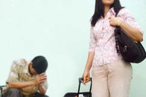 Đạp đổ mâm cơm, vợ bỏ đi chưa về