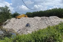 Điểm đổ chất thải tại khu vực hồ nước thuộc xã Long An bị cơ quan công an phát hiện, bắt quả tang. Ảnh: Công an tỉnh Đồng Nai.