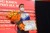 Trao bằng khen cho người hùng cứu bé gái trong vụ cháy ở Hà Nội