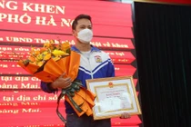 Trao bằng khen cho người hùng cứu bé gái trong vụ cháy ở Hà Nội