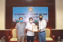 Chiều 31/5, đại diện nghệ sĩ Hoài Linh trao 1 tỷ đồng cho Quảng Trị