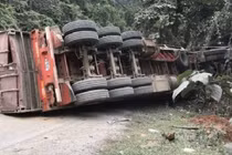 Xe đầu kéo lao vào vách núi, tài xế tử vong