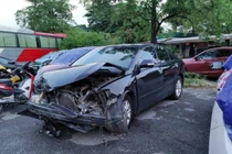 Xe tai nạn trong đợt giãn cách xã hội không thể sửa chữa ngay.