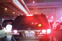 Xe Fortuner biển xanh tông gục người đàn ông trên phố rồi bỏ chạy