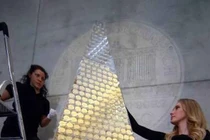 Chiêm ngưỡng cây thông Noel "đồng xu vàng" trị giá 2,3 triệu euro