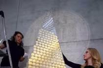 Chiêm ngưỡng cây thông Noel "đồng xu vàng" trị giá 2,3 triệu euro