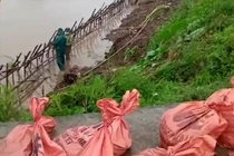 Lực lượng phòng, chống lụt bão huyện Tiền Hải và xã Nam Hồng khắc phục đoạn đê sạt lở. Ảnh: TD