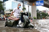 Mưa to khiến ngập đường trên phố Lý Nam Đế