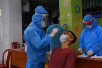 Thực hiện lấy mẫu xét nghiệm cho người dân tại phường 3, quậnTân Bình sau khi phát hiện một gia đình 3 người nghi nhiễm trên địa bàn.