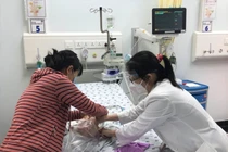 Bé sơ sinh bị tổn thương gan nặng do sốt xuất huyết