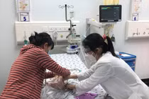 Bé sơ sinh bị tổn thương gan nặng do sốt xuất huyết